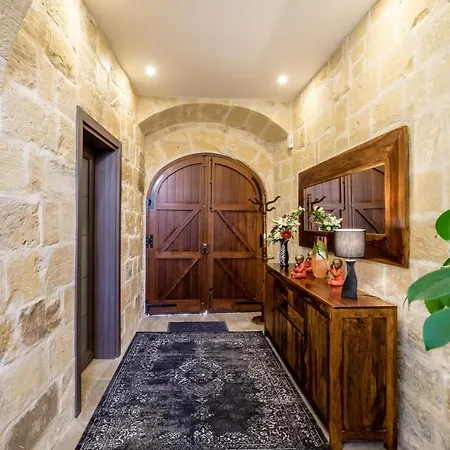 Luxurious With Indoor Heated Pool *