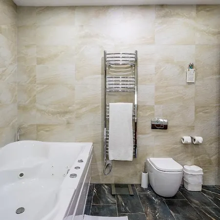 Luxurious With Indoor Heated Pool *